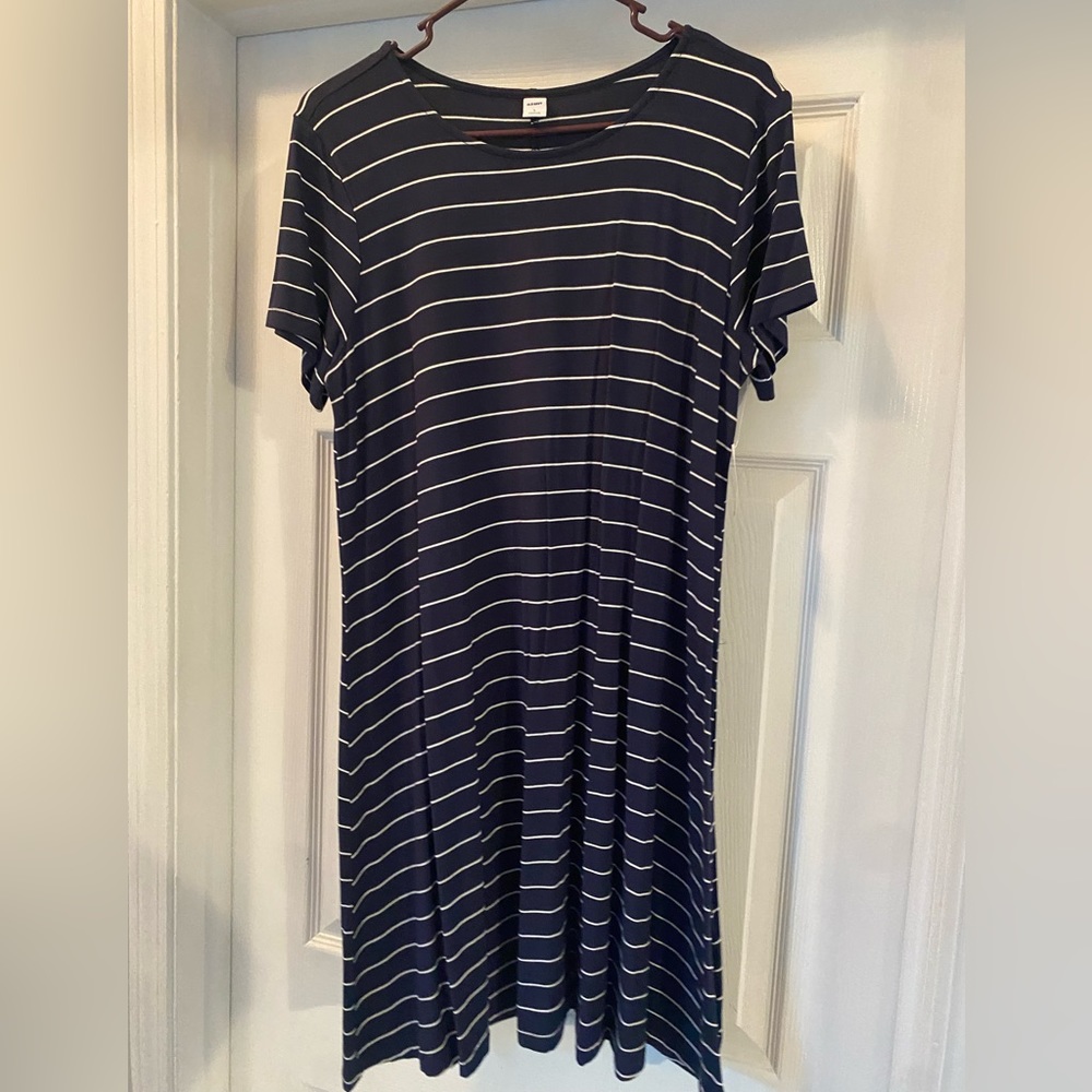 Navy and white Old Navy short sleeve dress.